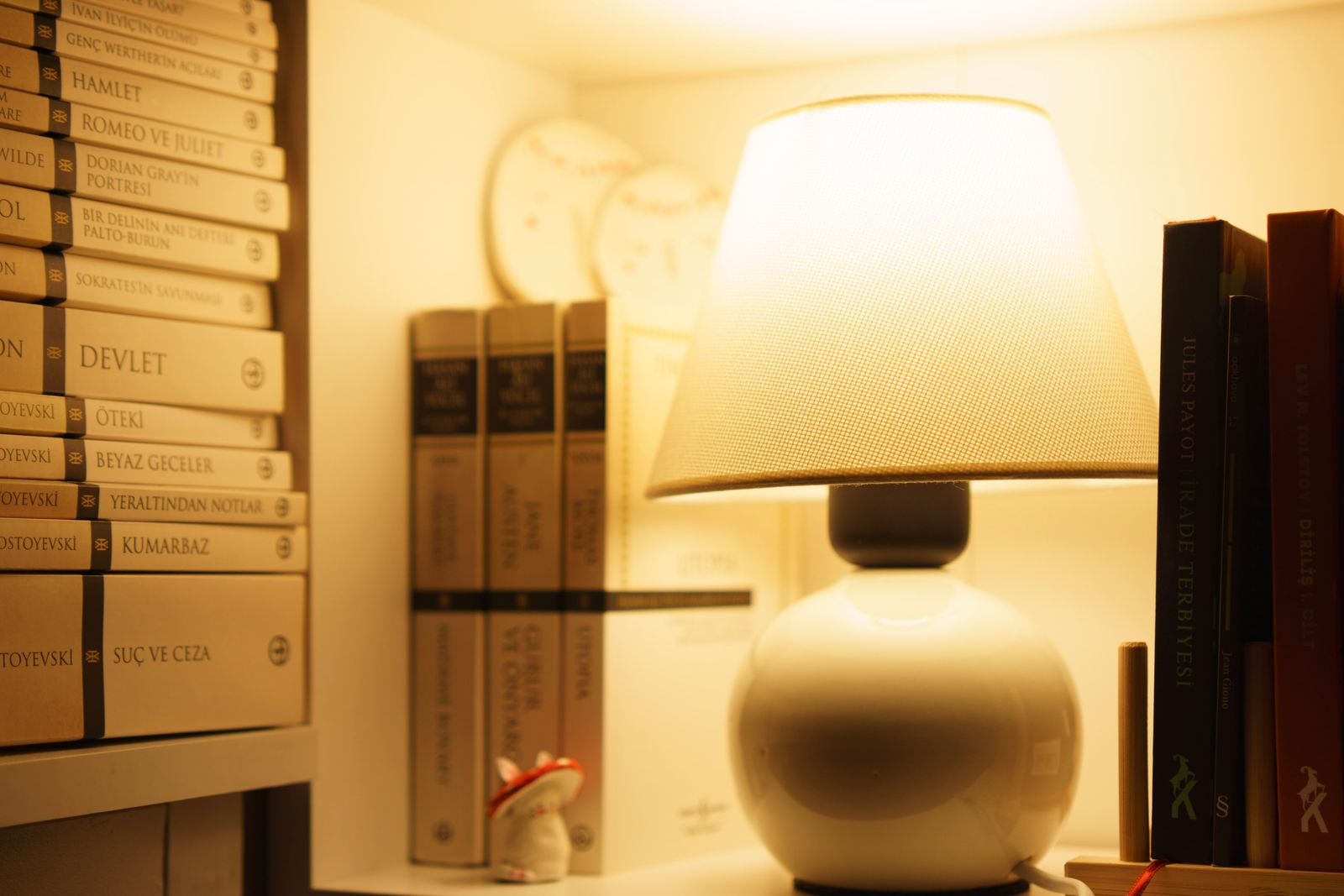 Bücherstapel mit Kopfhörern und Schallplatten auf einem Regal