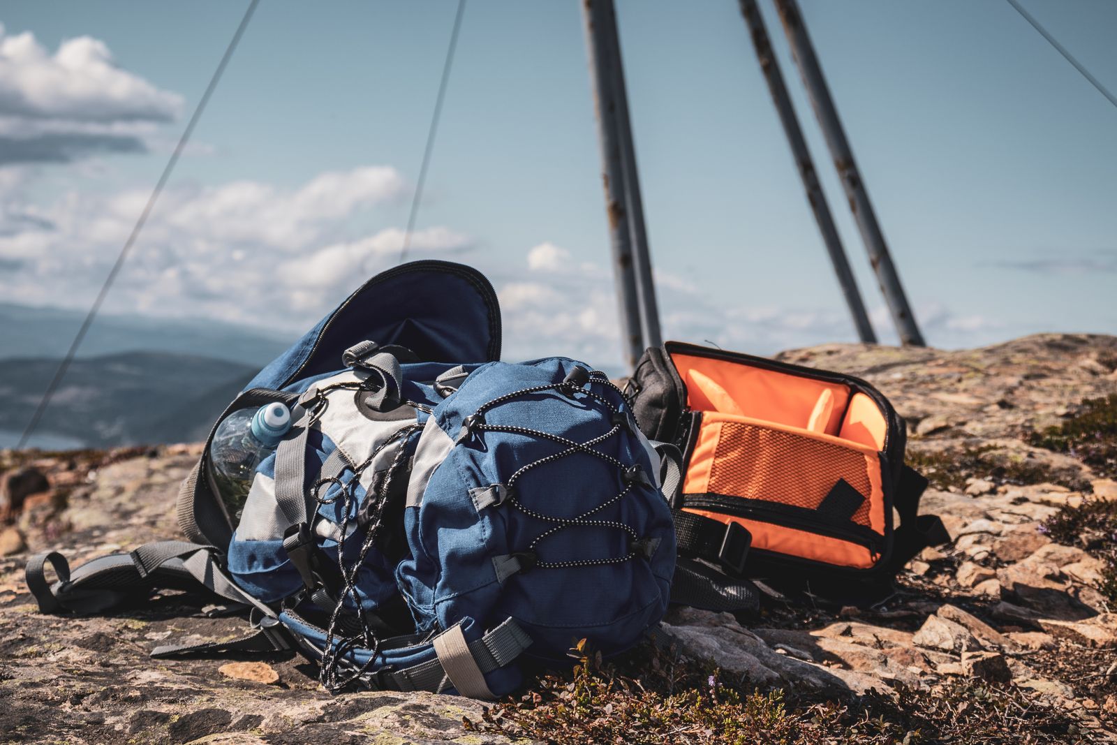 Buty trekkingowe i plecak na górskim szlaku