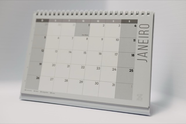 Hand markiert Sale-Termine mit einem Stift in einem Tischkalender
