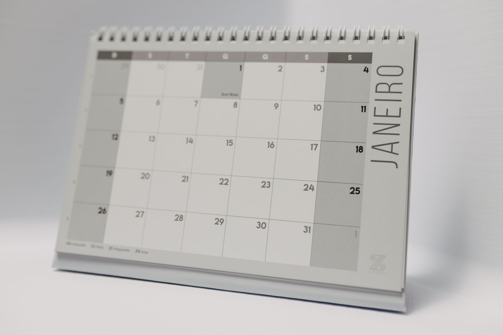 Hand markiert Sale-Termine mit einem Stift in einem Tischkalender